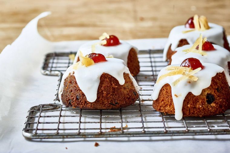 Mini Christmas-flavoured cakes with brandy & ginger icing recipe