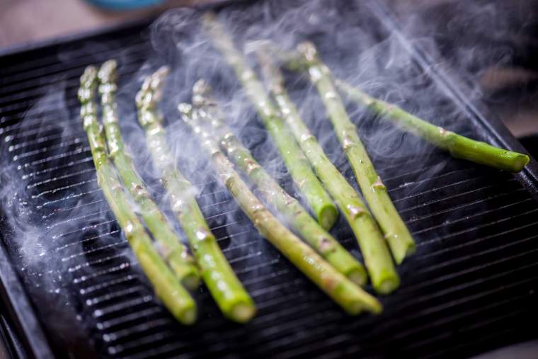 Asparagus on griddle pan