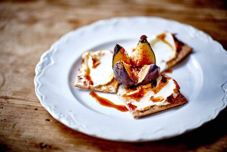 Honey roasted figs chilli labneh crackers