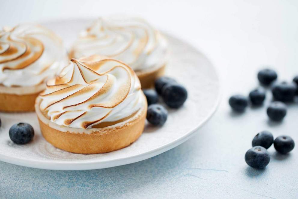 Meringue with blueberries